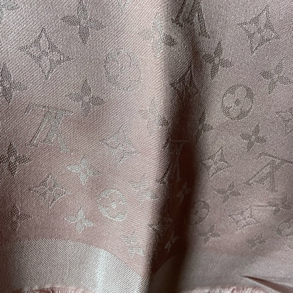 Louis Vuitton Monogram Classic Shawl - Picture 4 of 5